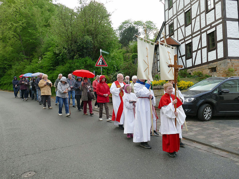 Markusprozession zum Kreuz an der Netzer Straße (Foto: Karl-Franz Thiede)